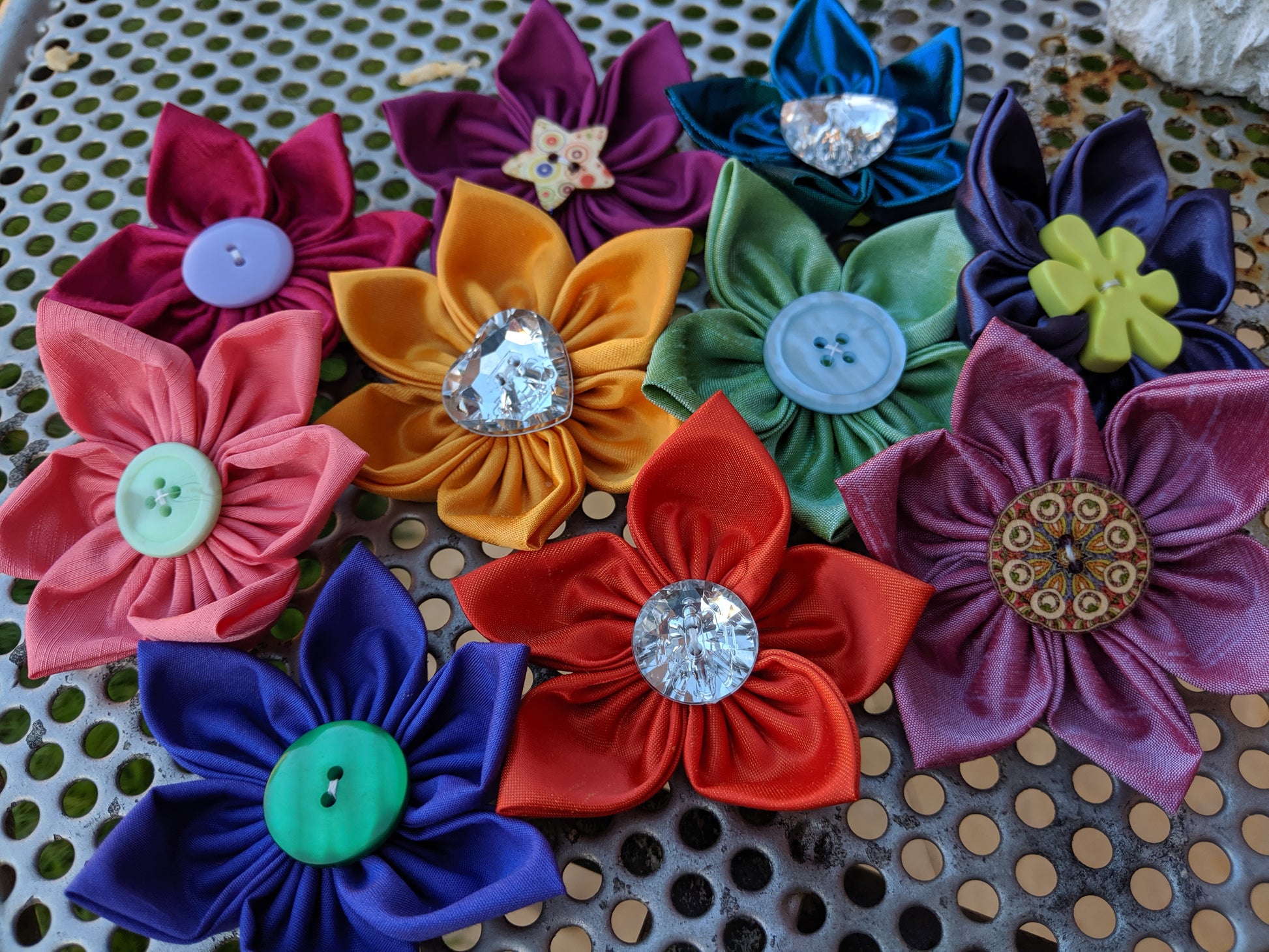 solid colour collar flowers